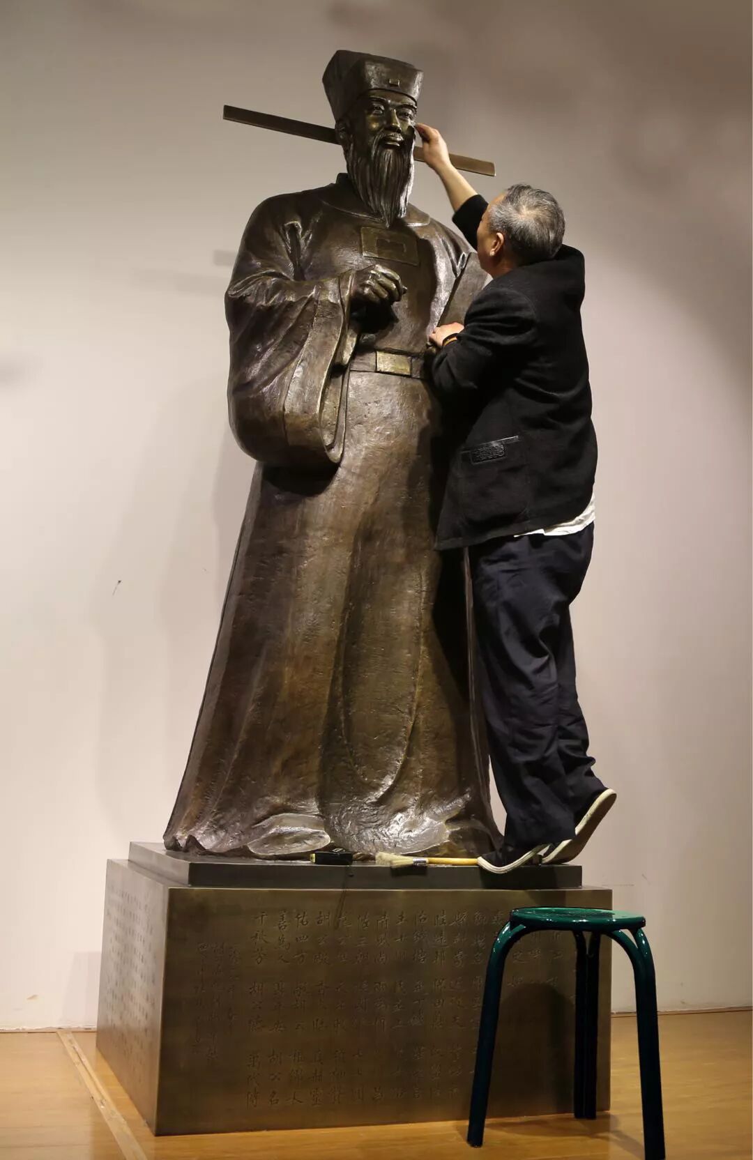 方岩新增一座胡公铜像,神雕程育全大师倾情力作-神雕铜艺
